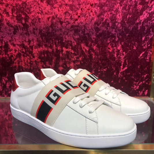 Zapatillas deportivas blancas con goma